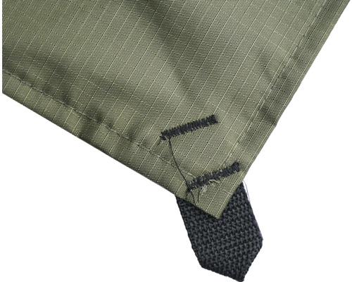 Detaljvy av en grön täckpresenning av väv med förstärkt hörn och en svart fästögla.