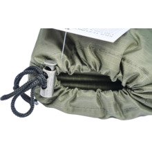 Närbild på en grön förvaringspåse i tyg med svart dragsko och ett silverfärgat snörlås.