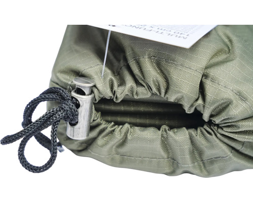 Närbild på en grön förvaringspåse i tyg med svart dragsko och ett silverfärgat snörlås.