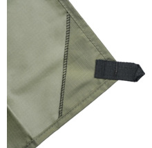 Detaljvy av det förstärkta hörnet på en olivgrön presenning med svart fästögla och kraftiga sömmar.