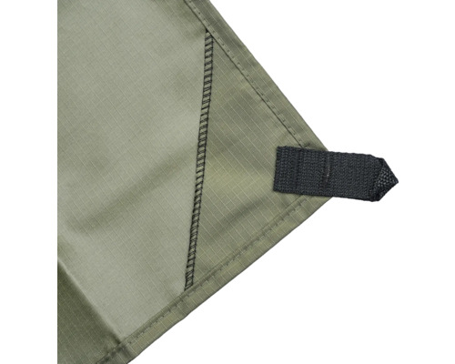 Detaljvy av det förstärkta hörnet på en olivgrön presenning med svart fästögla och kraftiga sömmar.