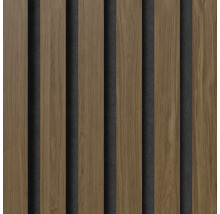 Akustikpanel med vertikala träribbor i eklook på mörk filtbakgrund.