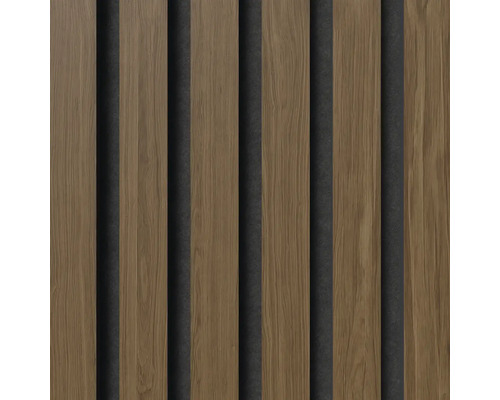 Akustikpanel med vertikala träribbor i eklook på mörk filtbakgrund.