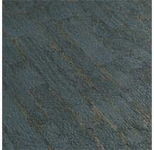 Strukturerad non-woven tapet med vertikal randstruktur och metalliska effekter.