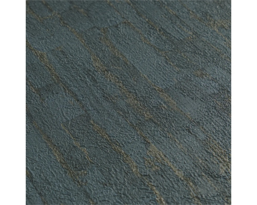 Strukturerad non-woven tapet med vertikal randstruktur och metalliska effekter.