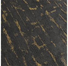 Närbild av en strukturerad non-woven tapet med en mörk yta och metalliskt guldfärgade vertikala ränder.