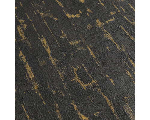 Närbild av en strukturerad non-woven tapet med en mörk yta och metalliskt guldfärgade vertikala ränder.