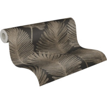 Non-woven tapet med mönster av stora palmblad i brunt och svart, lätt strukturerad yta.