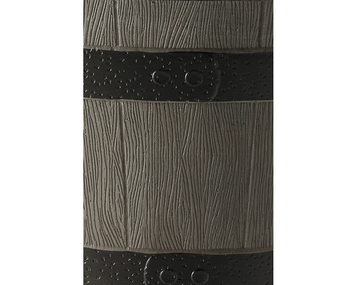 Detaljbild av en regntunna i träimitation med horisontella band och nitar.