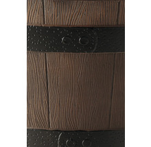 Detaljbild av en regntunna i träoptik med strukturerade svarta metallband och nitar.