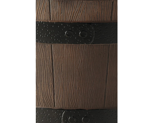 Detaljbild av en regntunna i träoptik med strukturerade svarta metallband och nitar.