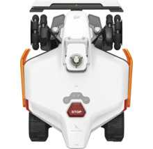 Vy ovanifrån av en vit robotgräsklippare med fyrhjulsdrift, svarta mönstrade däck och en röd stoppknapp.