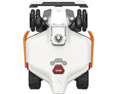 Vy ovanifrån av en vit robotgräsklippare med fyrhjulsdrift, svarta mönstrade däck och en röd stoppknapp.