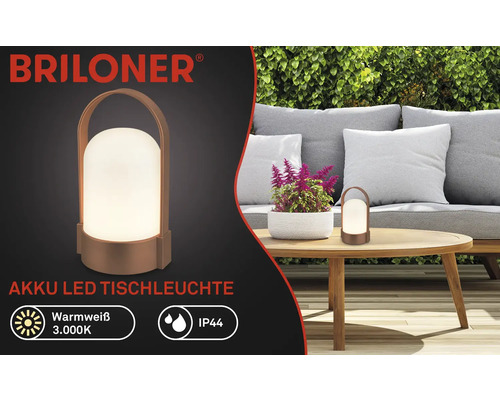 Briloner Logo, batteridriven LED-bordslampa på träbord i trädgård med soffa och häck, varmvitt sken 3000 Kelvin, stänkskyddad IP44.