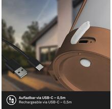 Detaljvy av en lampa med USB-C-laddningsport och en 0,5 meter lång laddningskabel.