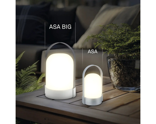 Mobila LED-bordslampor ASA BIG och ASA på ett träbord utomhus.