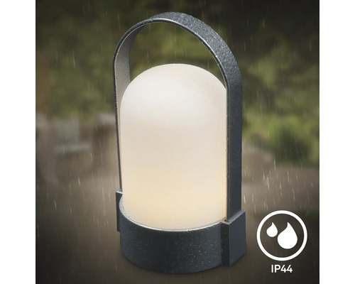 Bärbar LED-utomhuslampa med handtag och kapslingsklass IP44, lämplig för användning i regn.