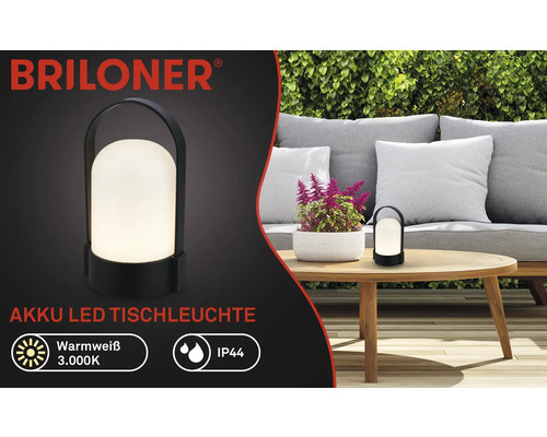 Briloner Logo, svart uppladdningsbar LED-bordslampa på ett trädgårdsbord i trä, varmvitt ljus 3.000 Kelvin, kapslingsklass IP44.