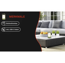 Bärbar bordslampa, dimbar, inklusive USB-C-kabel. Modern utelounge med soffa, flätat soffbord, fruktskål och växter.