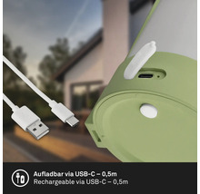 Närbild av en lampa med USB C port och en vit laddkabel med en längd på noll komma fem meter.