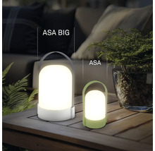 Två moderna bärbara LED-bordslampor ASA BIG och ASA i plast på ett träbord i ett ljust, organiserat utomhusområde.