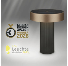 Modern bordslampa med räfflad fot, utmärkelse German Design Award Winner 2026 och första plats Årets lampa 2025.