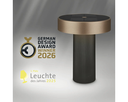 Modern bordslampa med räfflad fot, utmärkelse German Design Award Winner 2026 och första plats Årets lampa 2025.