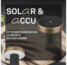 Solcells- och batteridriven bordslampa för utomhusbruk på ett träbord med solpanel på ovansidan och räfflad fot.