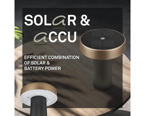 Solcells- och batteridriven bordslampa för utomhusbruk på ett träbord med solpanel på ovansidan och räfflad fot.