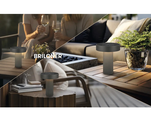 Briloner solcells-bordslampa i antracit på träbord i olika utomhusmiljöer med loungemöbler, växter och en eldstad. Briloner Logo.