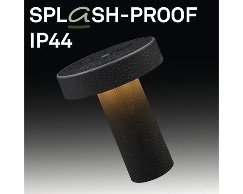 Stänksäker svart utomhuslampa med kapslingsklass IP 44.