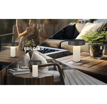 Briloner LED-bordslampa med batteri för utomhusbruk, bärbar, på träytor i olika trädgårdsmiljöer med Briloner Logo.