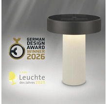 Modern lampa med räfflad fot, German Design Award Logo Winner 2026 och Årets lampa Logo förstaplats 2025.
