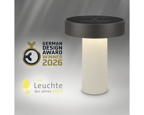 Modern lampa med räfflad fot, German Design Award Logo Winner 2026 och Årets lampa Logo förstaplats 2025.