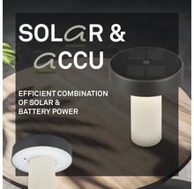 Solcells- och batteridriven bordslampa med runda solceller på ovansidan och en räfflad, lysande fot.