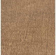 Närbild av en non-woven tapet med fin, kornig struktur och subtilt randigt utseende.