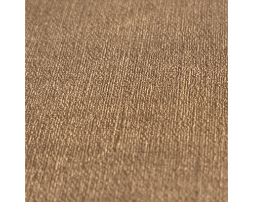 Närbild av en non-woven tapet med fin, kornig struktur och subtilt randigt utseende.