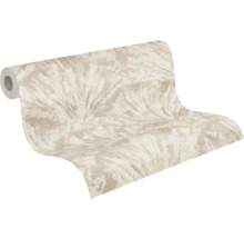Non-woven tapet på rulle med ett abstrakt fjäderliknande mönster i beige och creme.