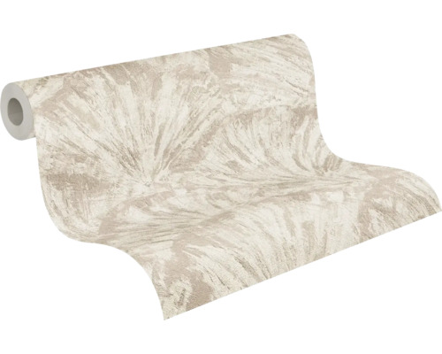 Non-woven tapet på rulle med ett abstrakt fjäderliknande mönster i beige och creme.