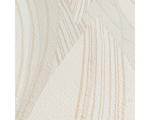 Närbild av en beige strukturerad tapet med ett mönster av abstrakta våglinjer och en lätt skimrande yta.
