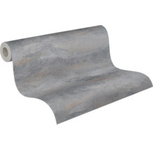 Non-woven tapet i grå betonglook med strukturerad yta och metallglans.