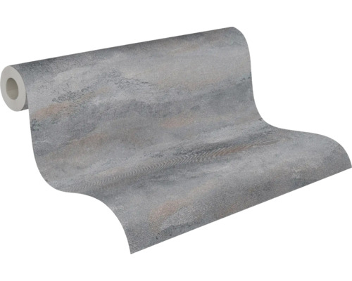 Non-woven tapet i grå betonglook med strukturerad yta och metallglans.