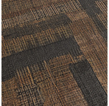 Non-woven tapet med strukturerad vävd look och geometriskt mönster i bruna toner.