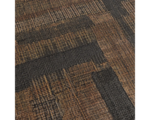 Non-woven tapet med strukturerad vävd look och geometriskt mönster i bruna toner.