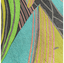 Detaljvy av en strukturerad non-woven tapet med abstrakt grafiskt mönster och metalliska accenter.