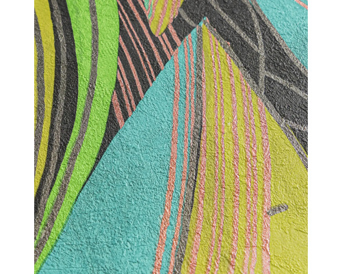 Detaljvy av en strukturerad non-woven tapet med abstrakt grafiskt mönster och metalliska accenter.