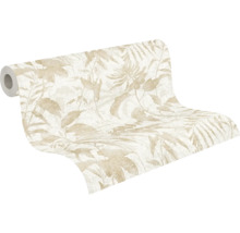 Delvis utrullad rulle med non-woven tapet med blommigt bladmotiv i kräm och beige.