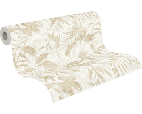 Delvis utrullad rulle med non-woven tapet med blommigt bladmotiv i kräm och beige.