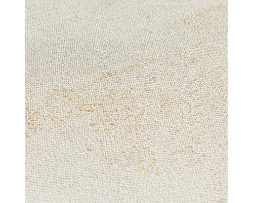 Detaljbild av en strukturerad non-woven tapet med fina guldfärgade accenter.