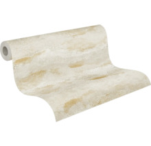 Delvis utrullad non-woven tapet med strukturerad yta i ljusa jordtoner och stenlook.